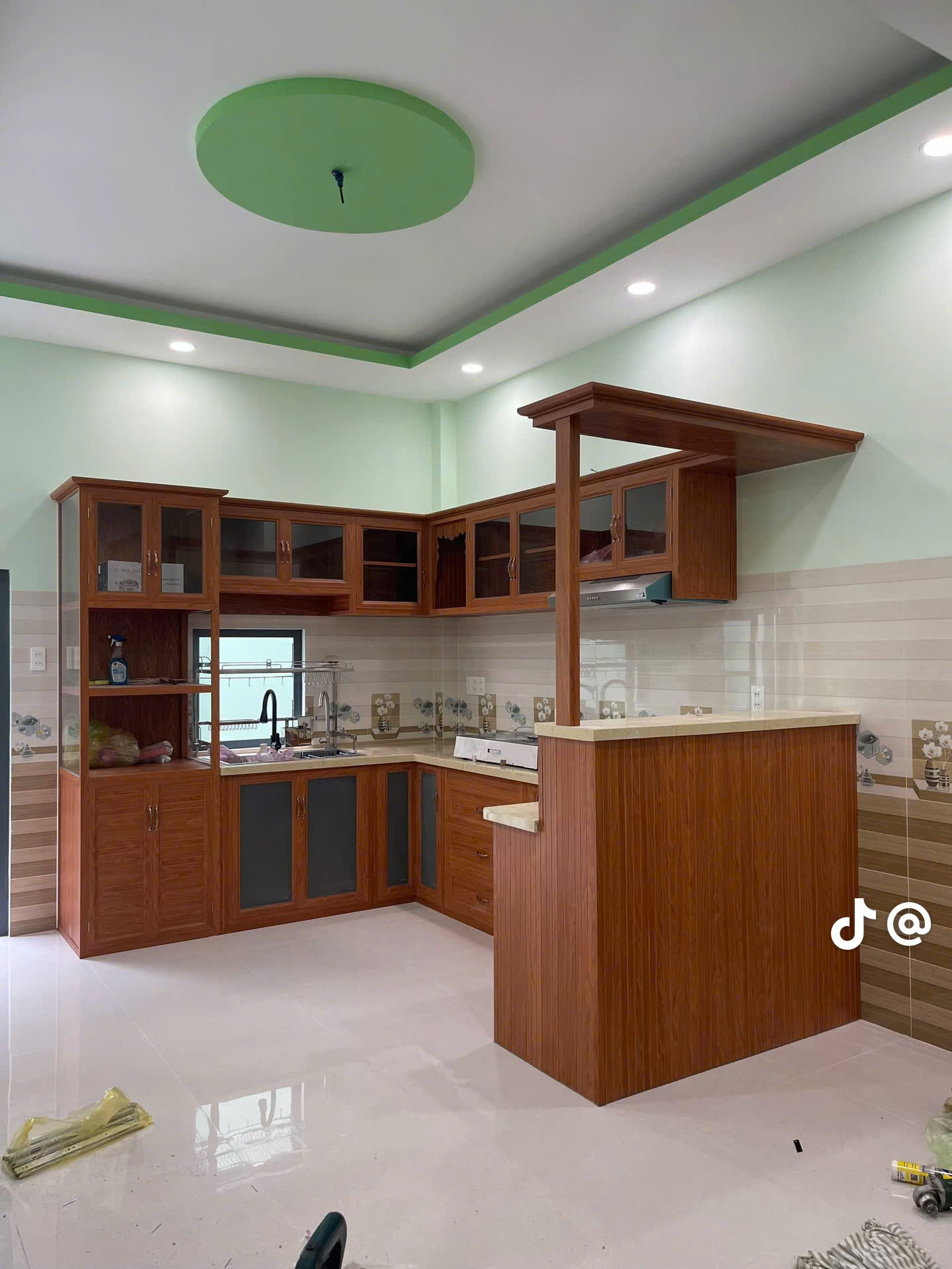Tủ bếp nhôm giá rẽ màu vân gỗ
