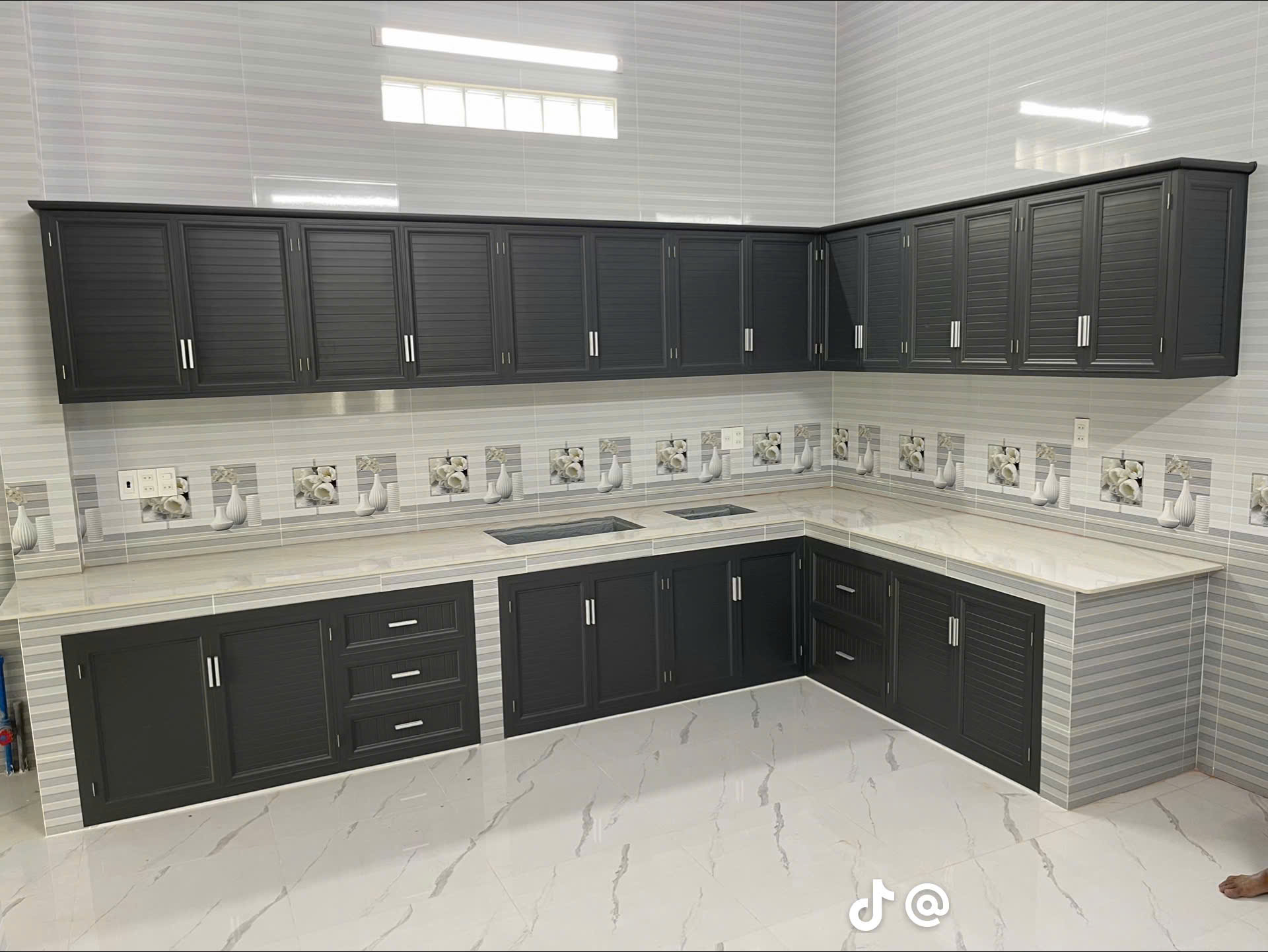 Tủ bếp nhôm giá rẽ màu xám xingfa